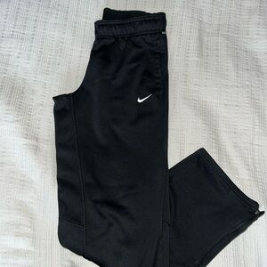 Womens Nike small fleece sweatpants. Would recommend if you’re 5’ 2” and shorter